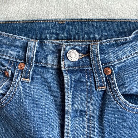 Levi women’s straight leg Jean, ankle length, medium wash - Picture 4 of 8